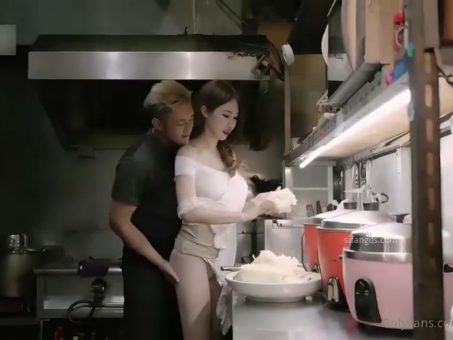 辛尤里-在餐厅厨房忙碌时厨师一直调戏老板娘 